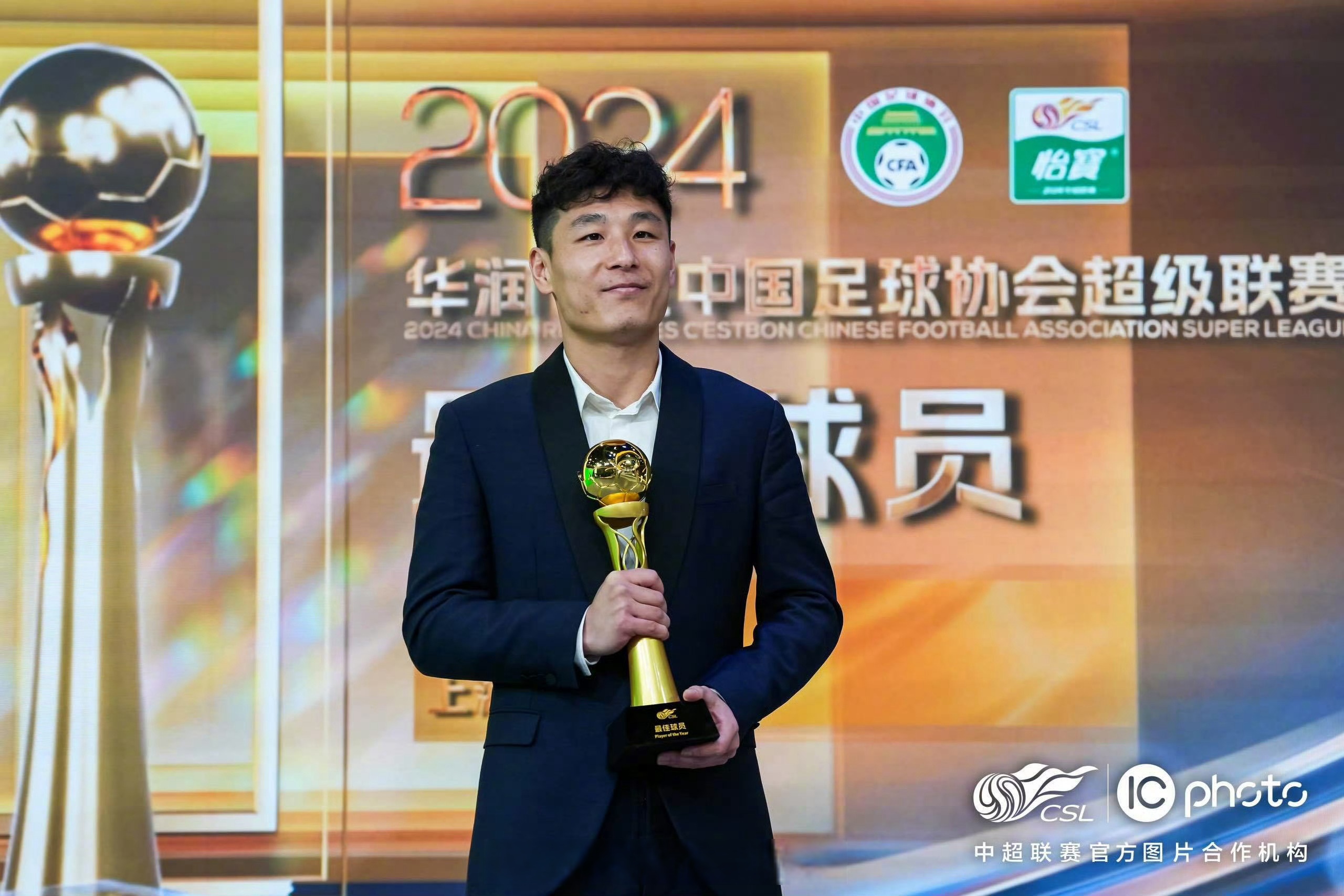 爱游戏体育上海海港训练开放日，今夜防线松动引欢呼，NBA季后赛在即，资深球员宣示担当的简单介绍